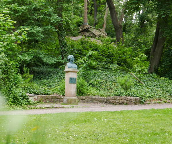 Blick auf die Stele zu Ehren Reichardts (Foto: Gartenträume Sachsen-Anhalt e. V.)